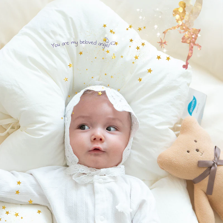 Hypoallergenes Babyschlafkissen im Babybett, bietet sichere Schlafhilfe für Neugeborene und Kleinkinder. Weiß und sauber.