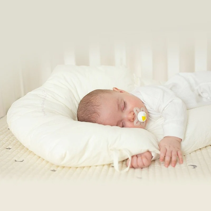 Hypoallergenes Babyschlafkissen DreamNest für Neugeborene, unterstützt gesunden und sicheren Schlaf. Weich & atmungsaktiv.