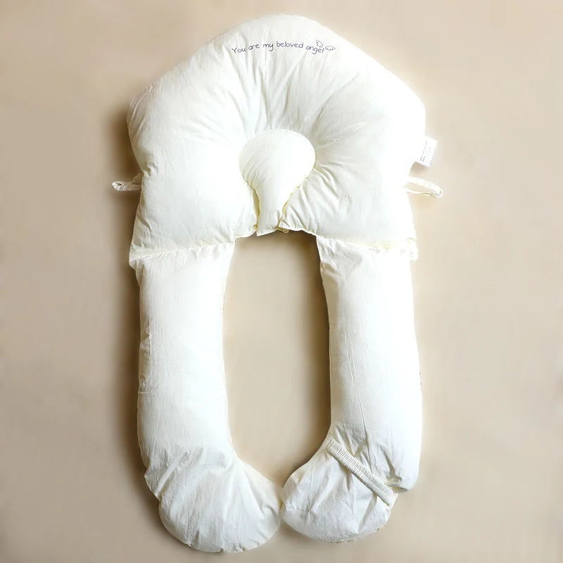 Einzelnes, sauberes Babyschlafkissen DreamNest, hypoallergen und ergonomisch für sicheren und komfortablen Schlaf des Babys.