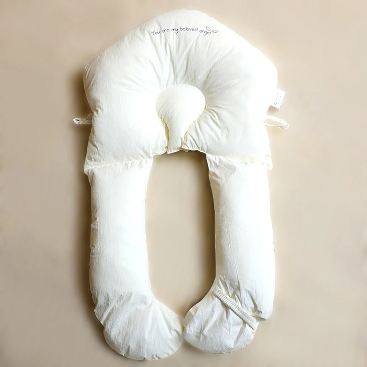 Einzelnes, sauberes Babyschlafkissen DreamNest, hypoallergen und ergonomisch für sicheren und komfortablen Schlaf des Babys.