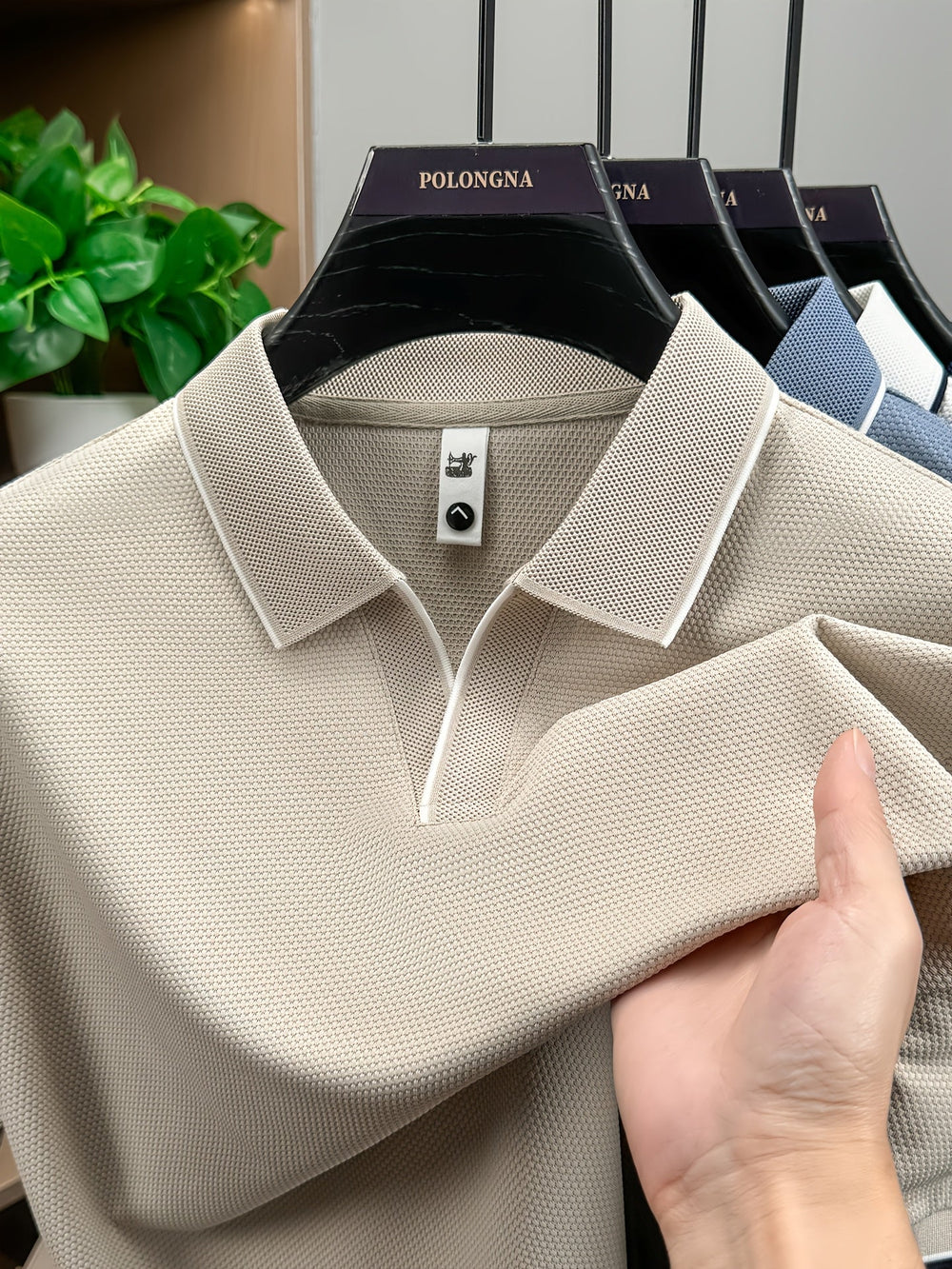 Elegantes Herren Polohemd Modern Fit, ideal für Business Casual. Stilvolles Oberteil für Frühling & Sommer.