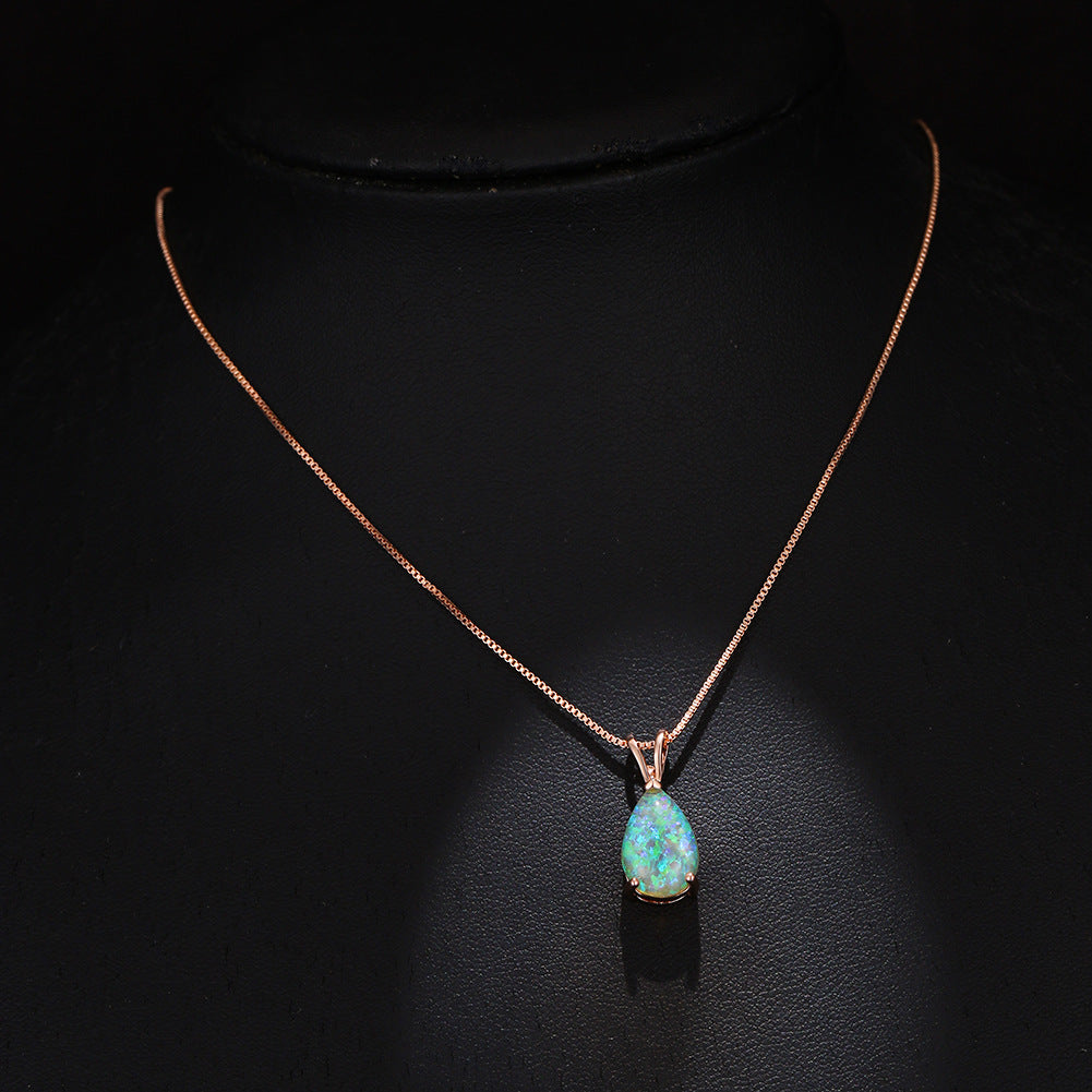 Zeitlose Damen-Halskette mit Opal-Tropfenanhänger, Roségold, hochwertiger Edelsteinschmuck.