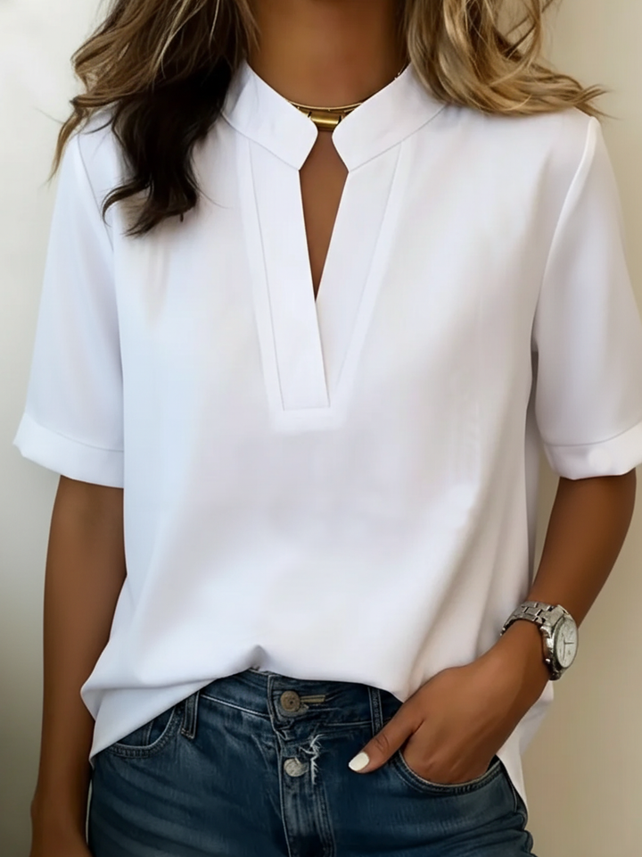 Modernes Damen T-Shirt mit V-Ausschnitt. Kurze Ärmel und lockerer Schnitt. Ideal für Alltag und entspannte Sommertage.