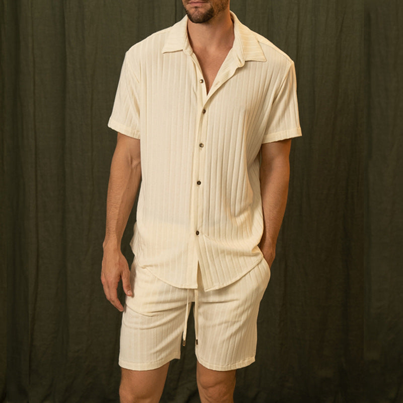 Herren Frühling Set in Hellgelb: Kurzarmhemd & Shorts. Bequeme Freizeitkleidung für den Sommer.