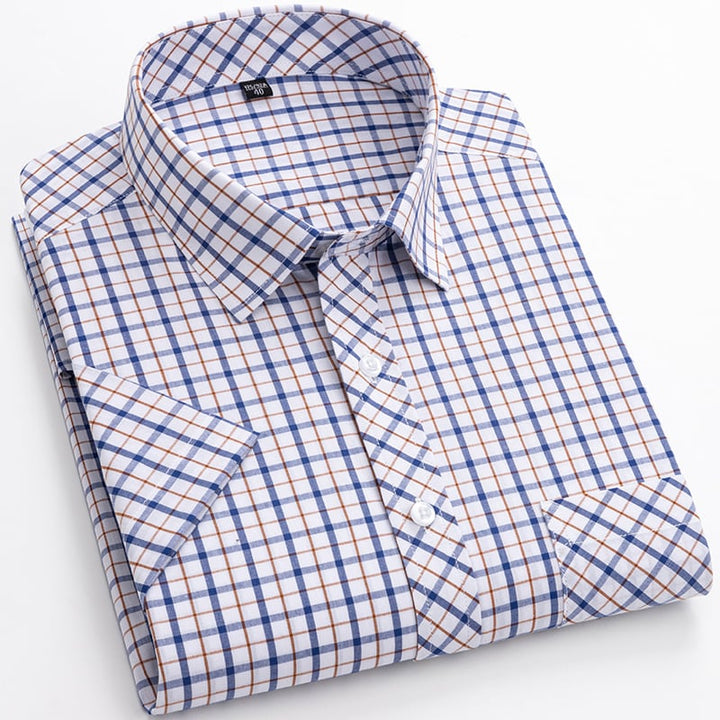 Lässiges Herrenhemd, kurzärmlig, in ansprechendem Karomuster, für einen entspannten Look.