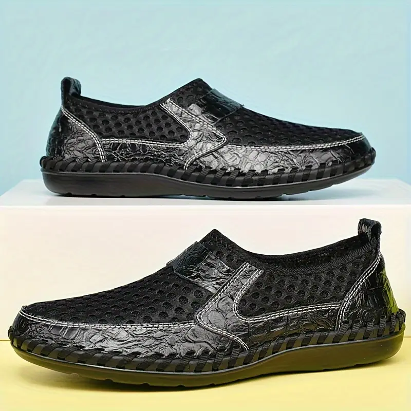 Vorderansicht: Komfortable Herren-Slipper mit großzügiger Weite und flexibler Laufsohle.