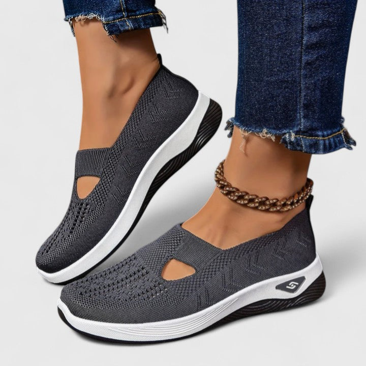 Fokus auf einfaches Anziehen der Damen Slip-On Walking-Sneaker, für schnellen Komfort im Alltag.