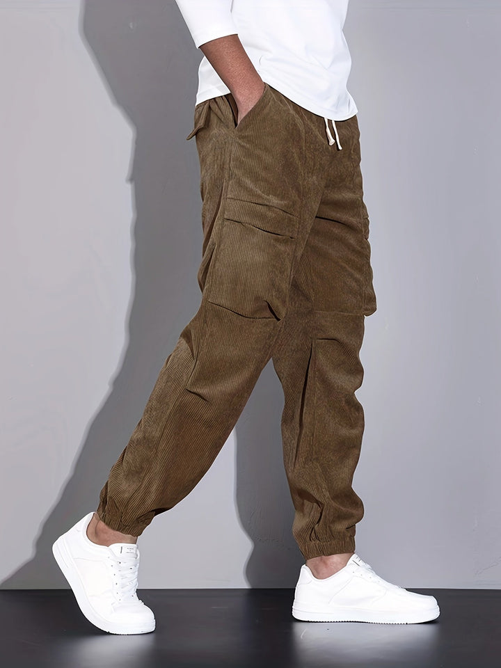 Stilvoller Herren Jogger mit strukturierter Optik, vielseitig für Freizeit-Outfits im Winter.