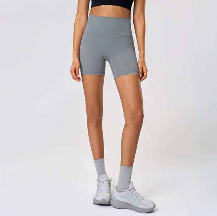 Kurze Damen Trainingsshorts, atmungsaktiv und dehnbar, für Komfort bei jeder Bewegung.