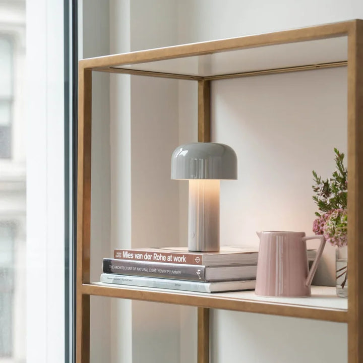 Design Pilz Tischlampe, kabellos, LED, mit Farbwechsel, modern und funktional.