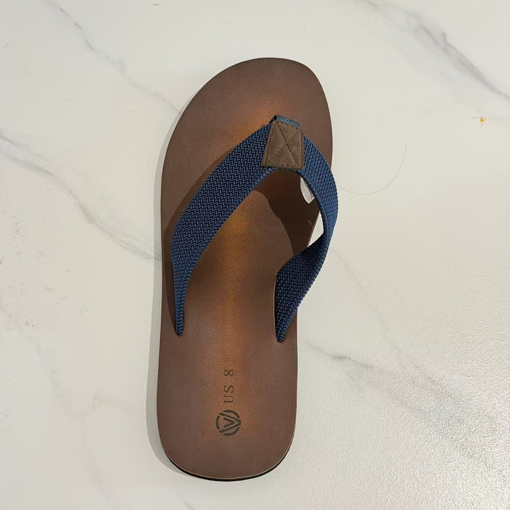 Moderne Herren Zehentrenner Sandalen mit ergonomischem Fußbett. Bequem und stylisch für Strand & Freizeit.