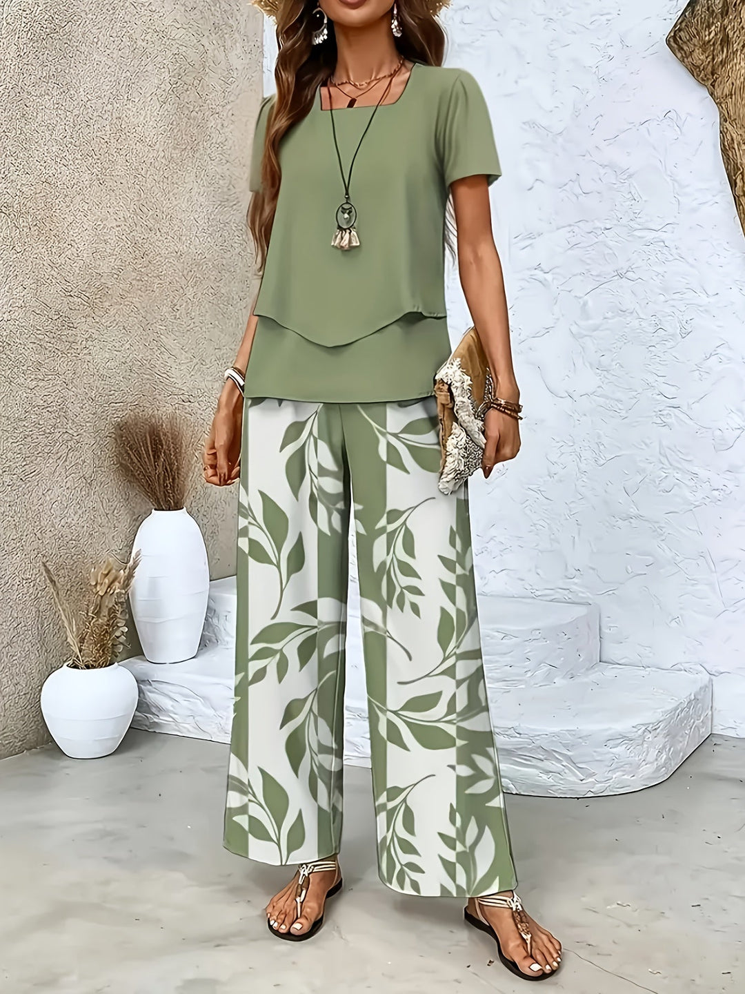 Stilvolles Damen Urlaub Set: Elegant-lässige weite Hose & Kurzarmshirt mit modernem Blattmuster.