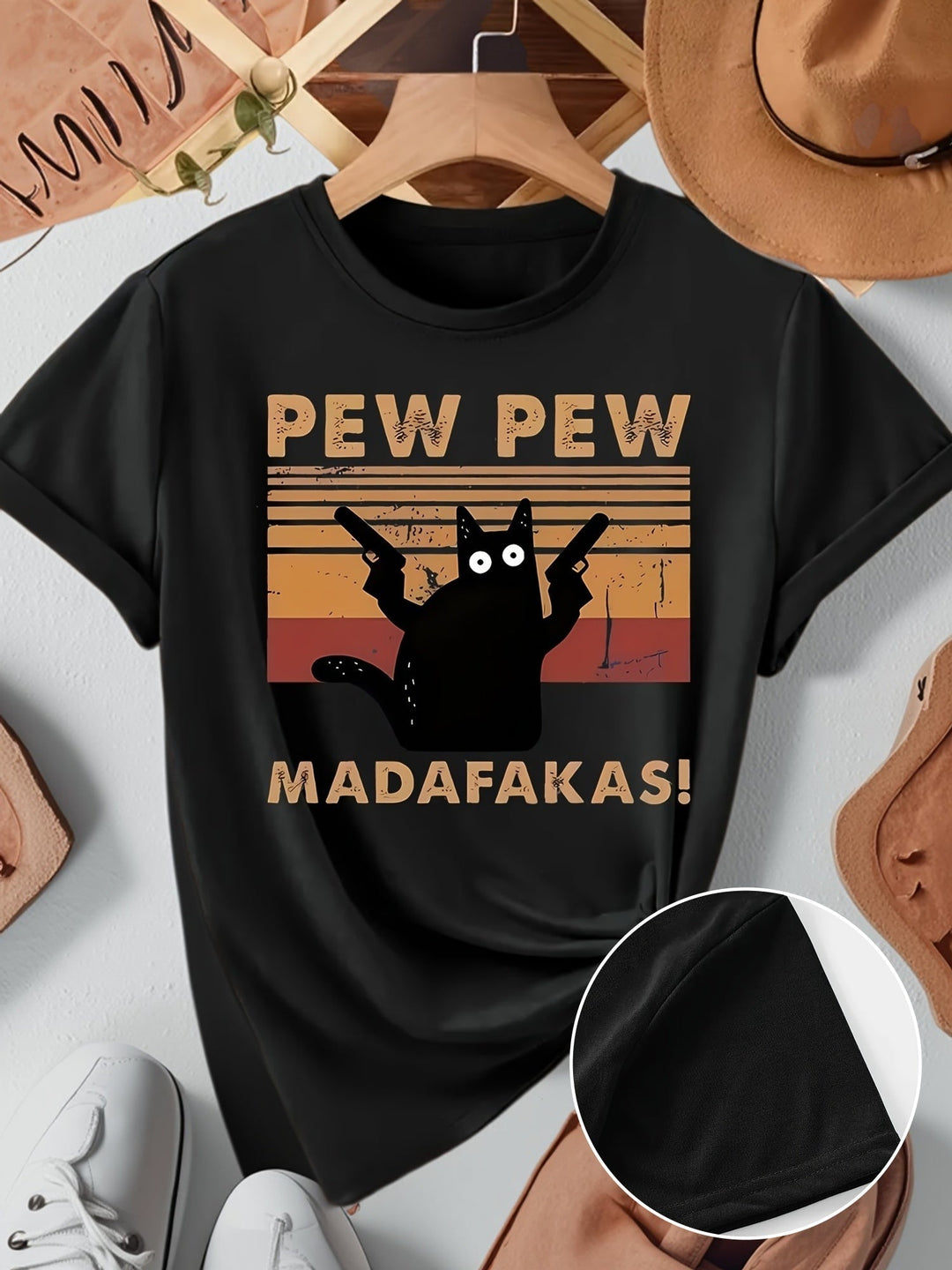 Damen T-Shirt mit lustigem Vintage Cat Cartoon "Pew Pew", perfekt für Katzenliebhaberinnen.