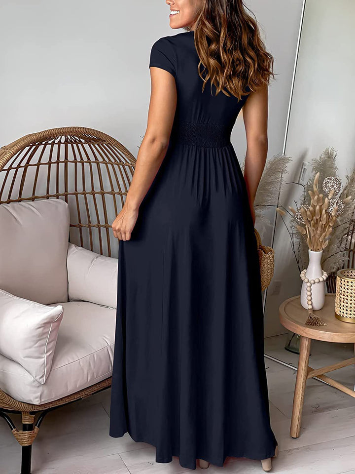 Modisches Strandkleid für Damen mit V-Ausschnitt und langem Rock mit Schlitz.