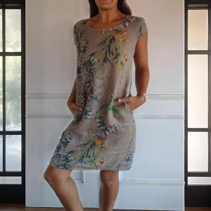 Elegantes Freizeitkleid für Damen mit floralem Print, bequemen Rundhals und praktischen Eingrifftaschen.