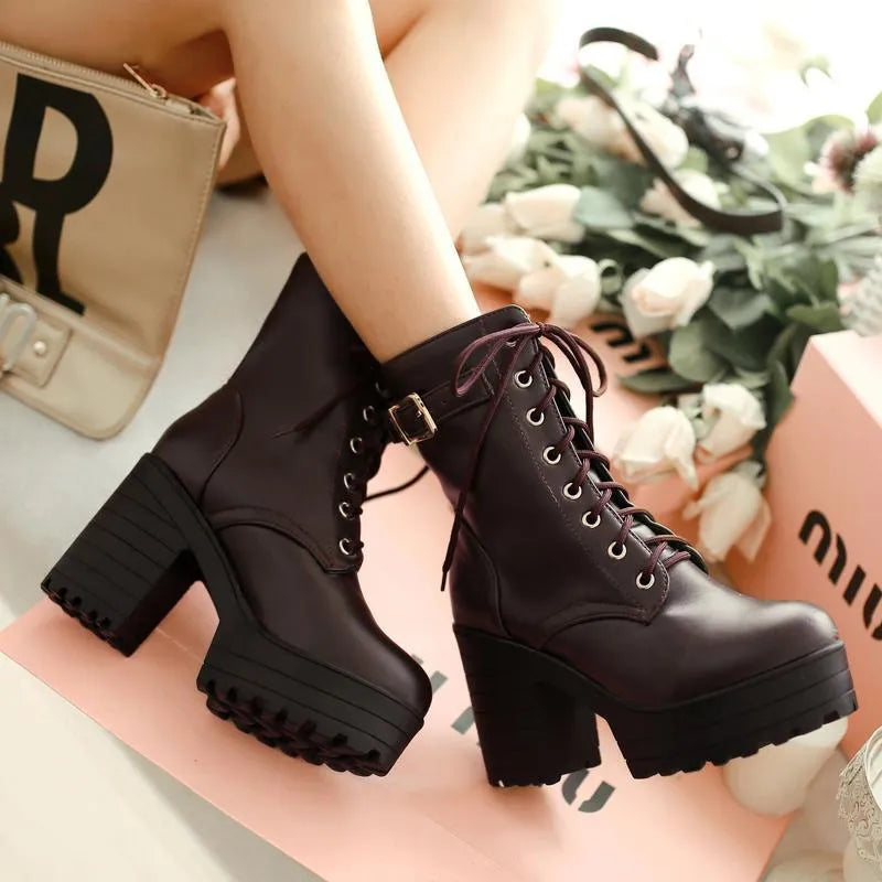 Robuste Damen Schnürstiefel mit Schnallen & Profilsohle. Ideal als Herbst- & Winterschuhe für Damen.