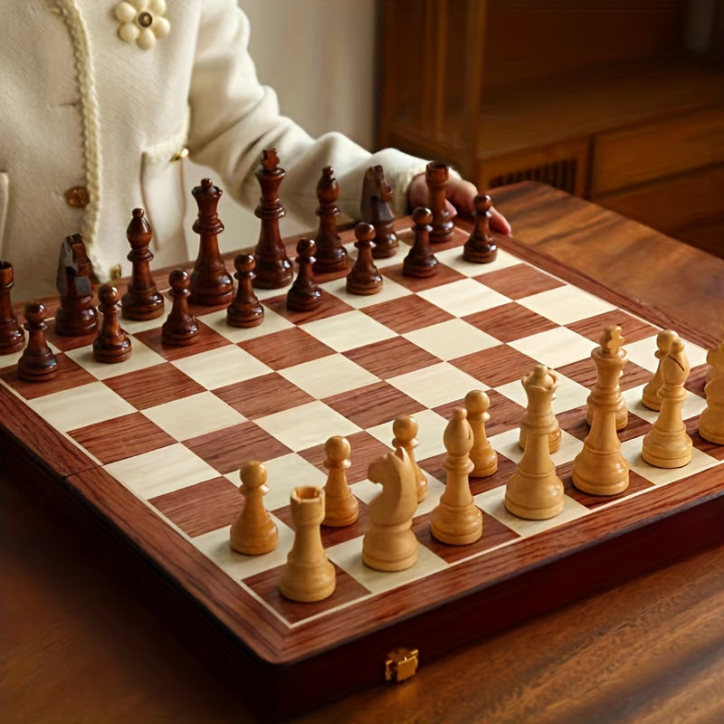 Elegantes Holzschachspiel, verpackt als luxuriöses Geschenk für Schach-Kenner und Brettspiel-Fans.