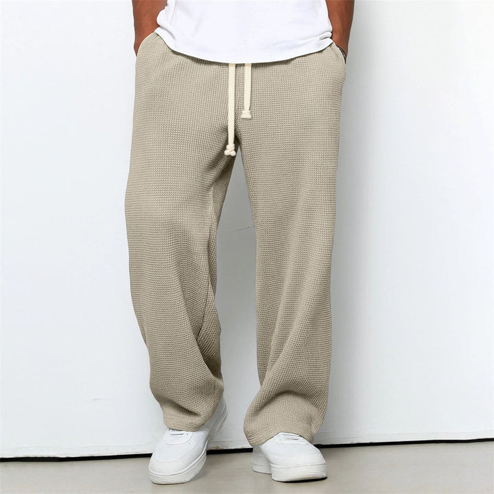 Stilvolle Herren-Freizeithose in Waffelstrick-Optik mit geradem Bein, perfekt für Alltag, Sport und Reisen.