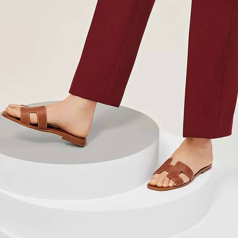 Komfortable flache Sommer Sandalen für Damen, stilvolle Luxus Hausschuhe für entspannte Tage.