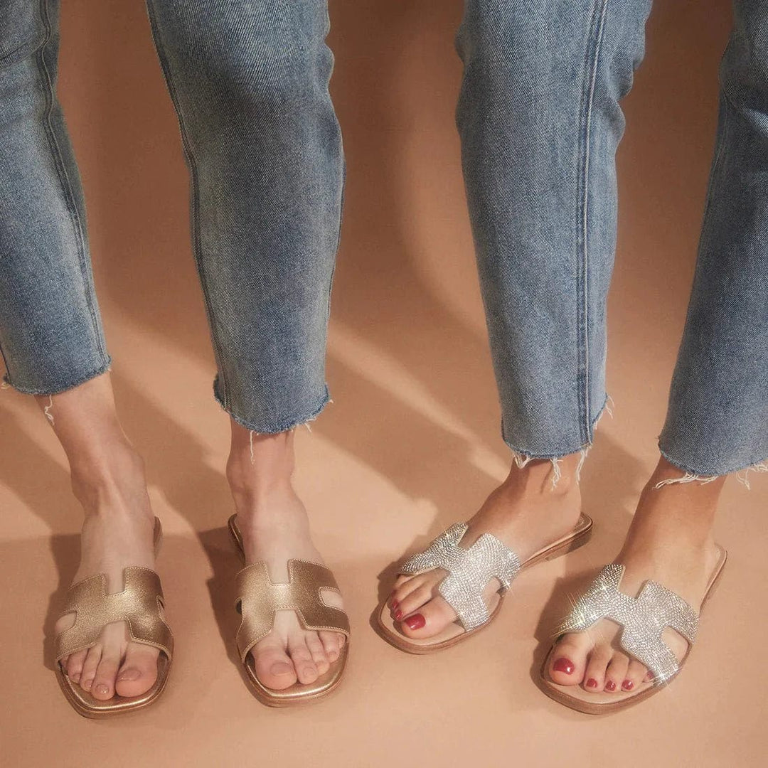 Modische Damen Luxus Hausschuhe am Fuß, elegante Sommer Sandalen für stilvollen Auftritt. Komfortabel.