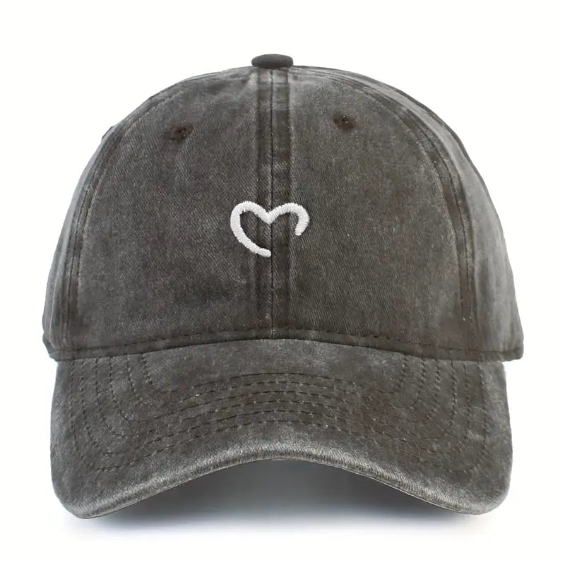 Damen Basecap mit Herzstickerei, aus weicher Baumwolle. Ideale Kappe für warme Tage.
