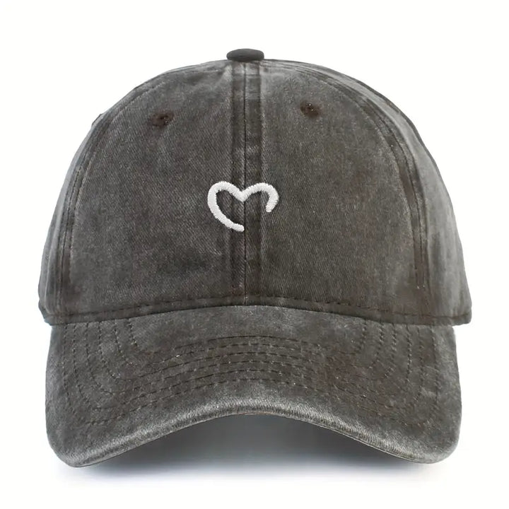 Damen Basecap mit Herzstickerei, aus weicher Baumwolle. Ideale Kappe für warme Tage.