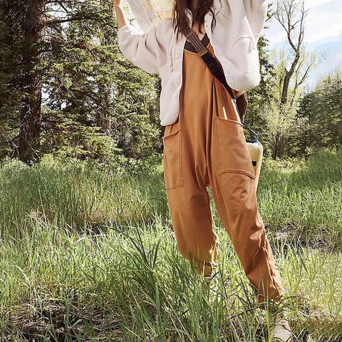 Lockerer Damen Jumpsuit mit weitem Bein. Bequemer Oversized Sommer-Overall mit Spaghettiträgern für entspannte Tage.