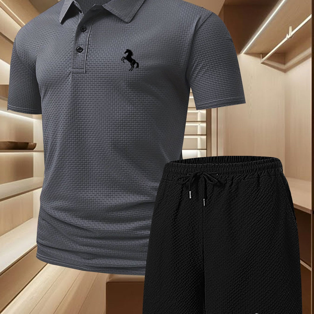 Nahaufnahme des Stoffes vom Herren Polo Set. Hochwertiges Polohemd & Shorts, ideal für stilvolle Männermode.
