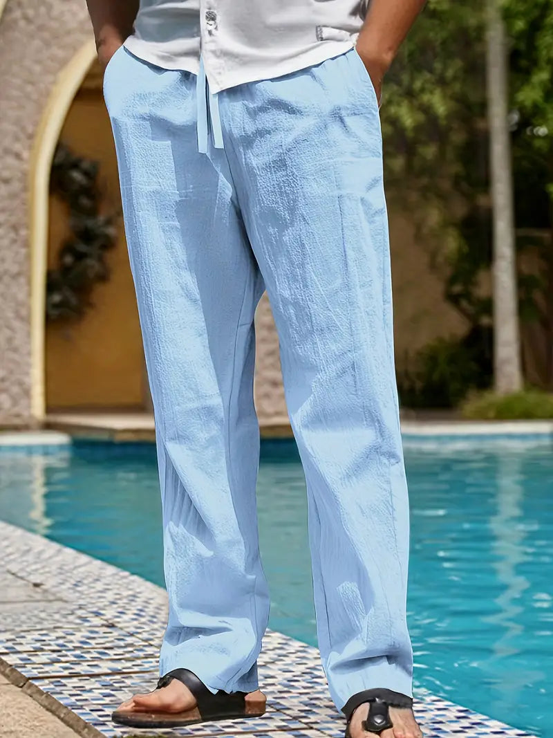 Lockere Herren Freizeithose, beige, mit Kordelzug. Stilvoll für Strand & Urlaub.