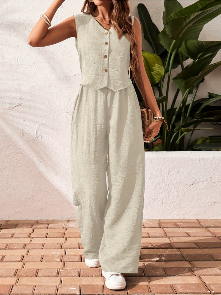 Vielseitiger Damen Zweiteiler Sommeranzug mit Weste, Knopfleiste und locker fallender Hose.