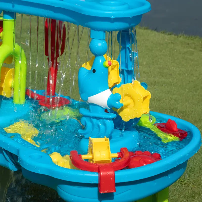 Vielseitiger Kinder-Wasserspieltisch mit Wasserfall und Spielzubehör für kreativen Outdoor-Sommerspaß.