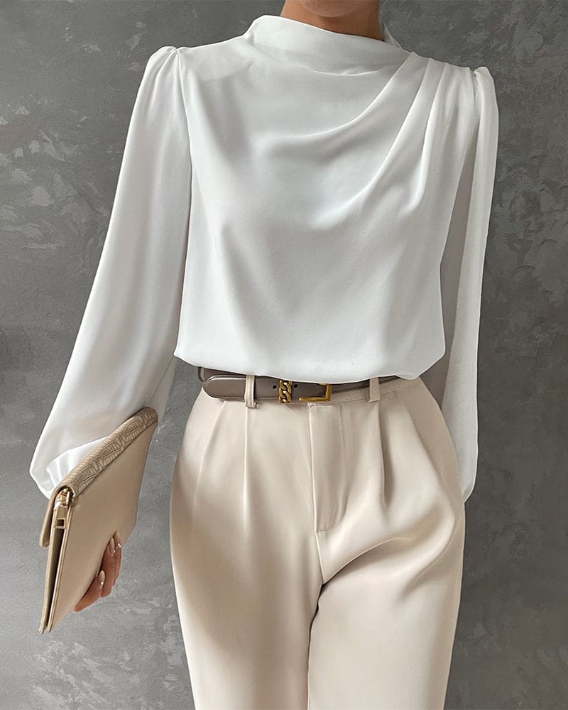 Elegante Damen Bluse mit Rüschen & Stehkragen, ideal für Herbstlooks und Business Casual Outfits.
