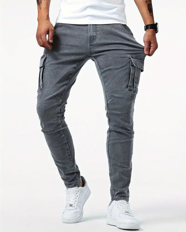 Stylische Herren Slim Fit Hose mit praktischen Seitentaschen, perfekt als Arbeits- oder Freizeithose.