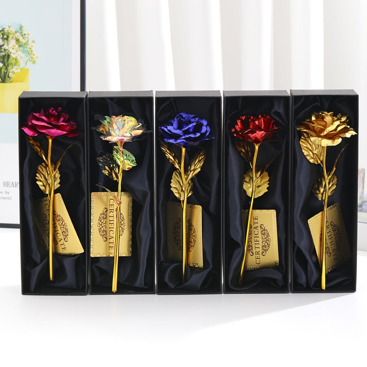 Geschlossene Geschenkbox mit Überraschungseffekt, ewige Kunstrose für besondere Anlässe.