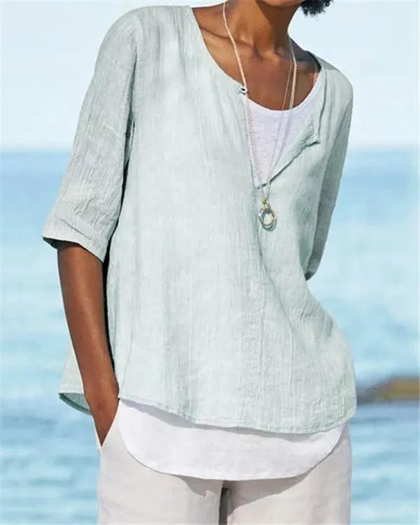 Stylische blaue Damen Freizeitbluse mit V-Ausschnitt & lockerer Passform. Ideal für den Urlaubslook oder Alltag.