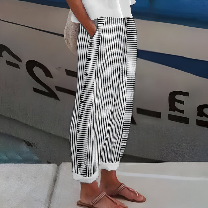 Leichte blaue Damen Sommerhose für sonnige Tage. Weiches Material, bequemer Schnitt, perfekt für Alltag & Urlaub.