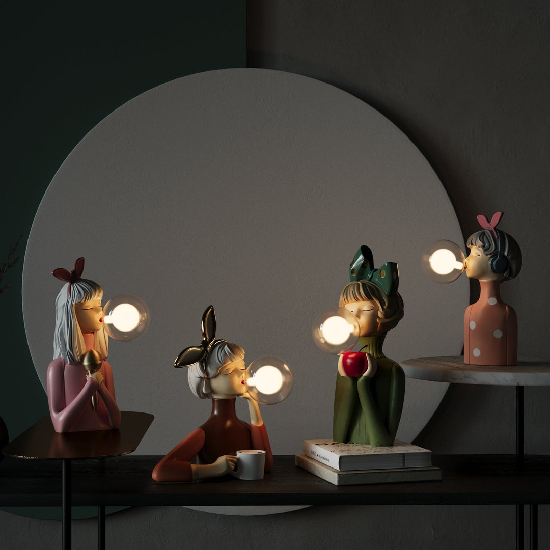 Elegante Tischlampe aus Kunstharz und Glas, handgefertigt. Stilvolles Wohnaccessoire für Beleuchtung.