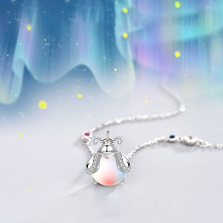 Silberne Damen Glühwürmchen-Halskette mit magischem Mondstein-Anhänger. Handgefertigter Natur-Schmuck.