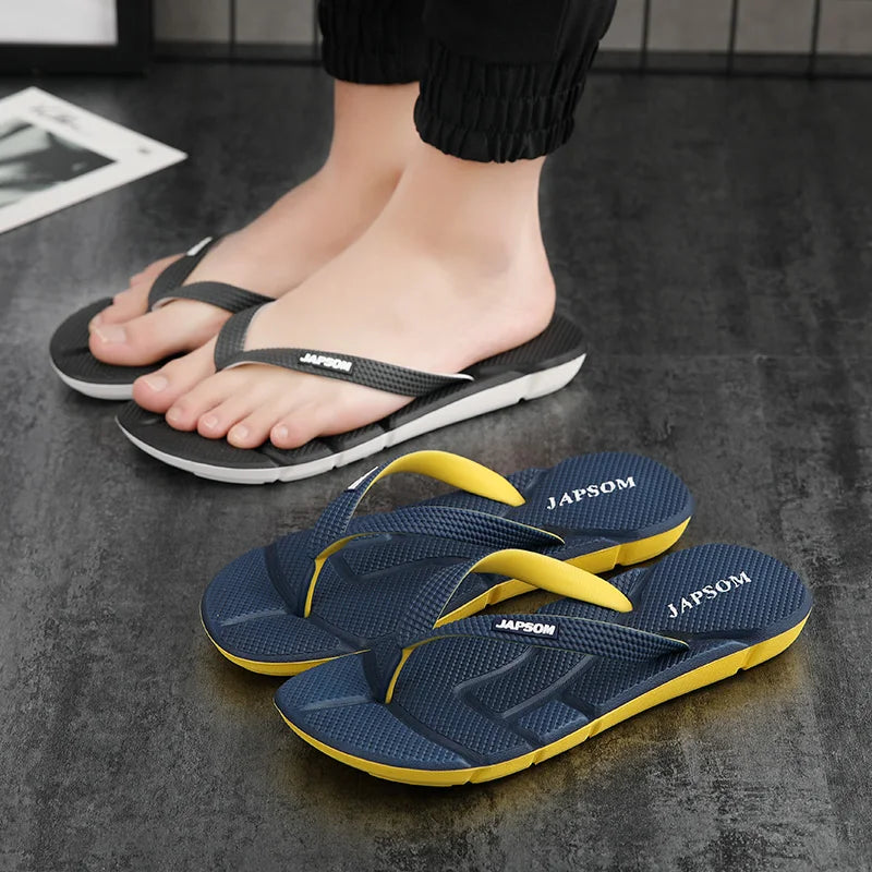 Nahaufnahme der Massage-Noppen an den Herren Flip-Flops; fördern Entspannung & Blutzirkulation der Füße.