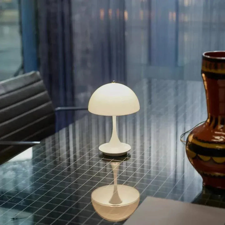 Kabellose LED-Blütenlampe BloomGlow, dimmbar, tragbar, Stimmungslicht, Akku-Lampe für modernes Wohnzimmer.