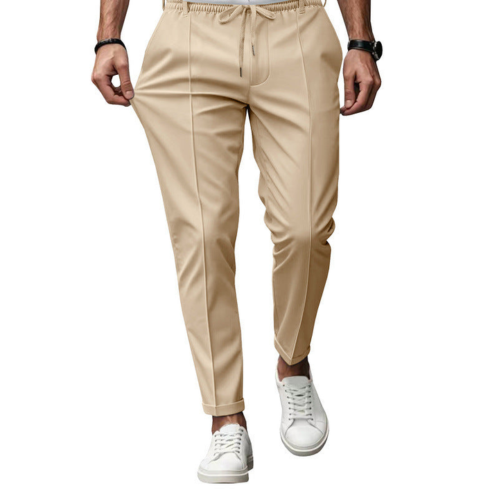 Stylische schwarze Herrenhose im Tapered Fit, elegant und vielseitig für modebewusste Männer.