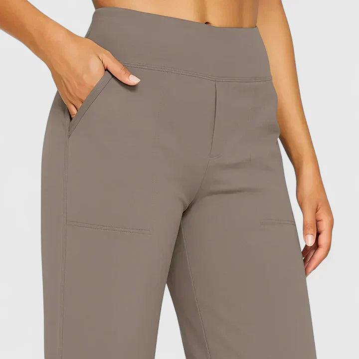 Bequeme Freizeithose Nadine: Komfortabler weiter Schnitt & elastischer Stretchbund für optimale Bewegungsfreiheit.