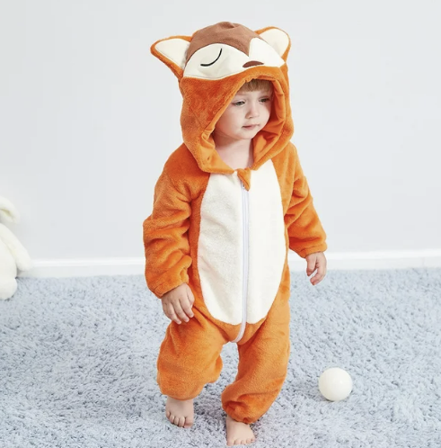 Rückansicht eines Babys im flauschigen Flanell-Tier-Overall. Gemütlicher Strampler und warmer Schlafanzug.