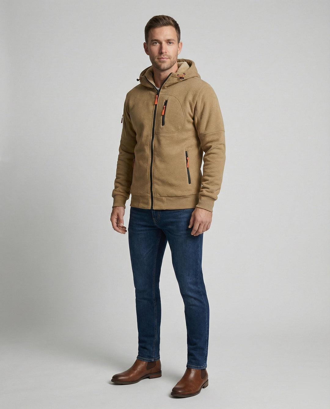 Nahaufnahme: Stofftextur der Herren Kapuzenjacke. Robust, komfortabel und warm – ideal für Freizeit & Alltag.