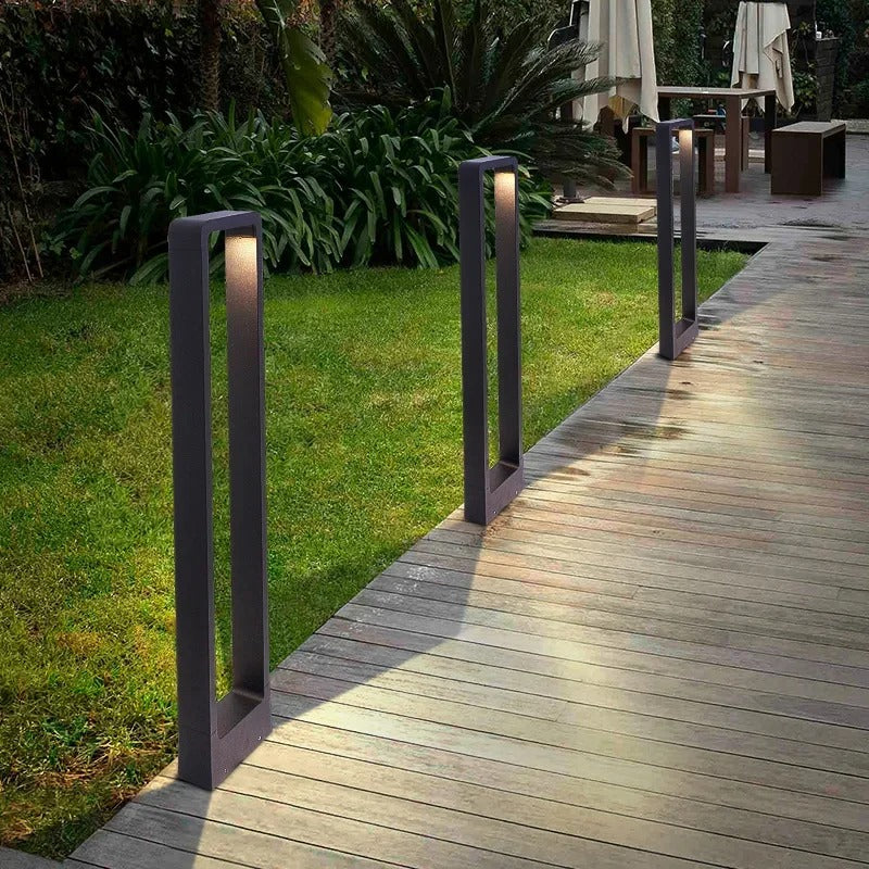 Wasserdichte GardenGlow Außenleuchte mit LED für Garten, Terrasse und Wege, modernes Design, schafft Ambiente.