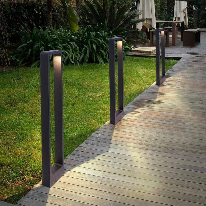 Wasserdichte GardenGlow Außenleuchte mit LED für Garten, Terrasse und Wege, modernes Design, schafft Ambiente.