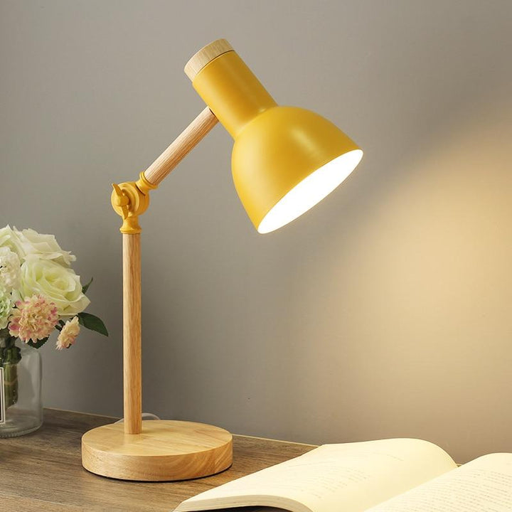 Stilvolle skandinavische Tischleuchte aus Holz & Metall, ideal für Schreibtisch oder Beistelltisch, moderne Optik.