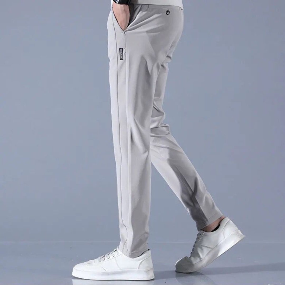Elegante Herren Golfhose, grau, tailliert für Komfort & Bewegungsfreiheit auf dem Golfplatz. Atmungsaktiv.