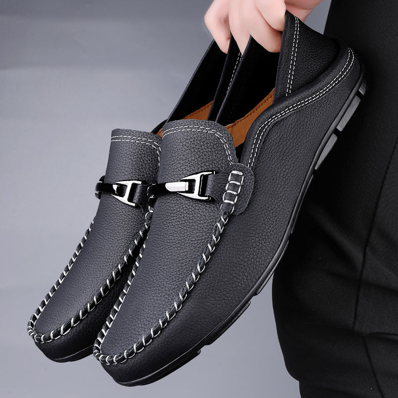 Komfortable Herren Slip-on Loafer mit elegantem Metallic-Bit. Stilvolle Slipper für Business und entspannte Anlässe.