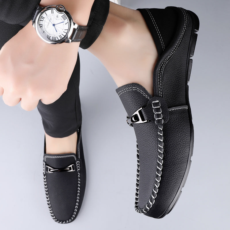 Schwarze Herren Loafer, elegant mit glänzendem Metall-Bit. Komfortable Business- & Freizeitschuhe für Männer.